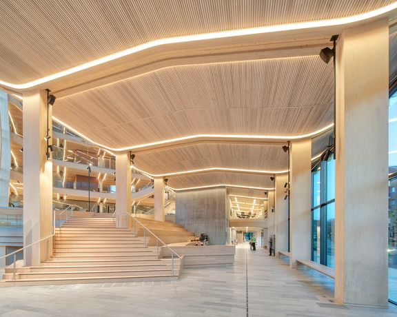 I 2019 åpnet Finansparken i Stavanger, et av Europas største næringsbygg i tre, med bærekonstruksjoner, himlinger og innredningsløsninger levert av Moelven. Foto: Sindre Ellingsen